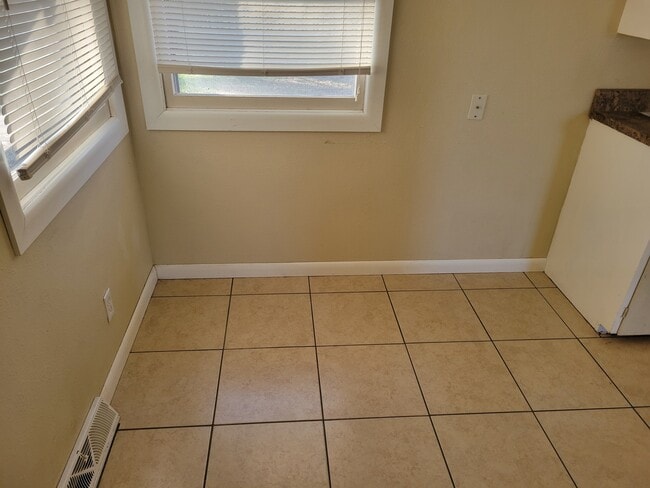 Building Photo - 819 Beattie Cir