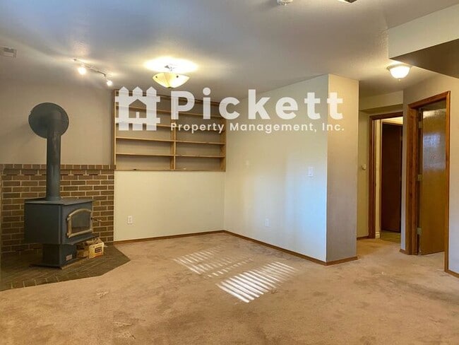 Building Photo - Lovely 3 Bed Island Lake Tri-level