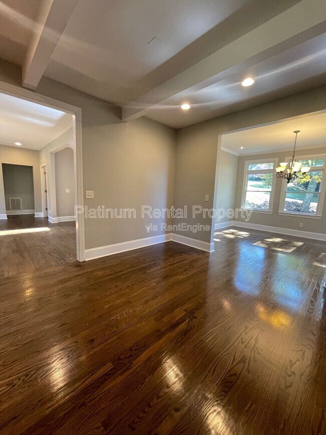 Building Photo - 1305 Smithdale Heights Dr