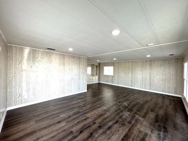 Building Photo - Stunning 2/2 Home in 55+ Leesure Village