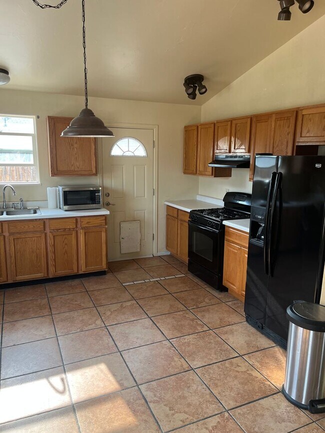 Building Photo - 3 Bed 1.5 Bath Home in Fruita