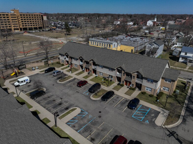 Primary Photo - 4055 Puritan Ave