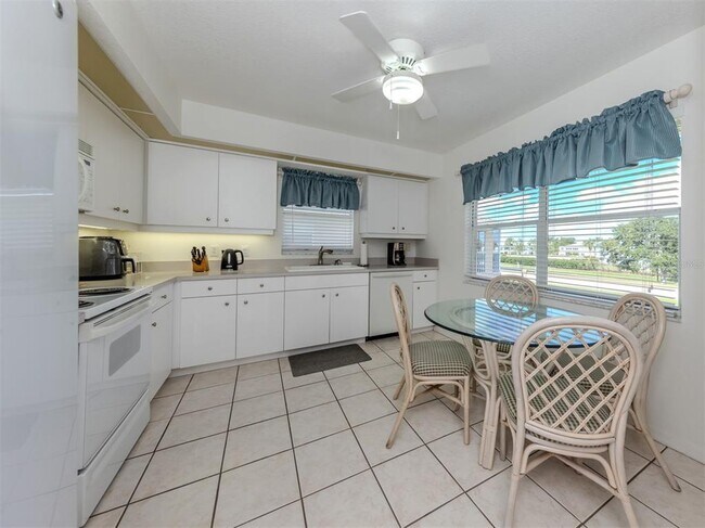 Building Photo - 5800 Sabal Trace Dr