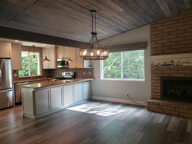 Building Photo - Beautifully Updated Single Level