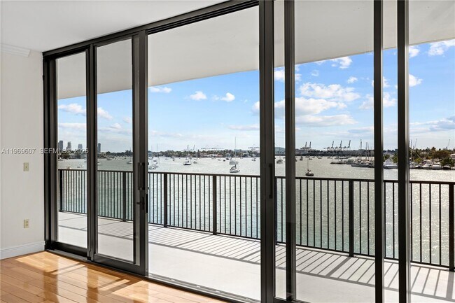 Building Photo - 1000 Venetian Way