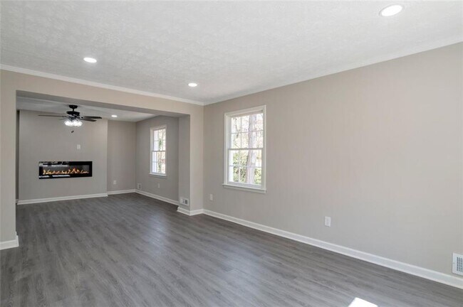 Building Photo - 4620 Central Dr