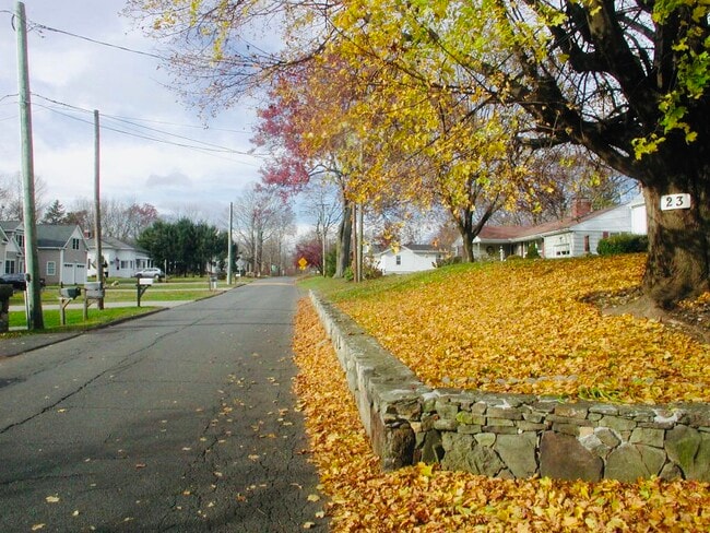 Beautiful Family friendly neighborhood - 23 Fairlawn Ave