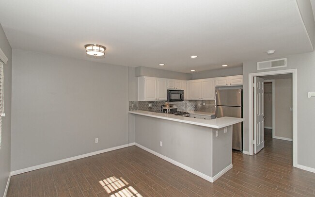 Building Photo - Welcome to this charming 1-bedroom, 1-bathroom home located in the desirable Carlsbad, CA