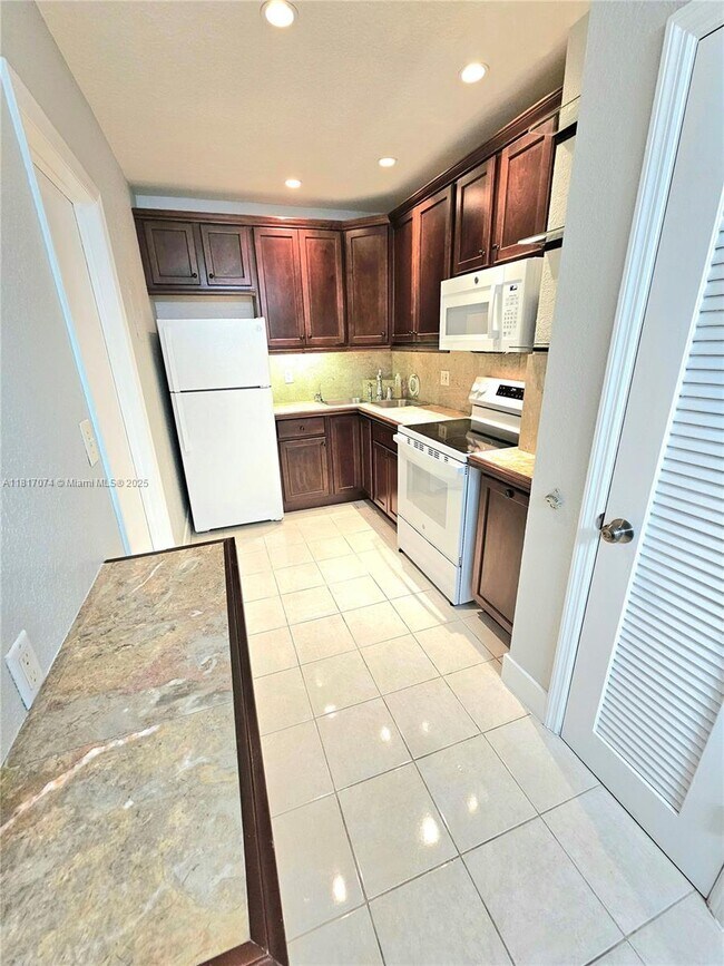 Primary Photo - 2424 SE 17th St