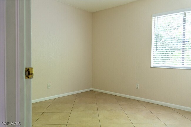 Building Photo - 4627 Bayshore Dr