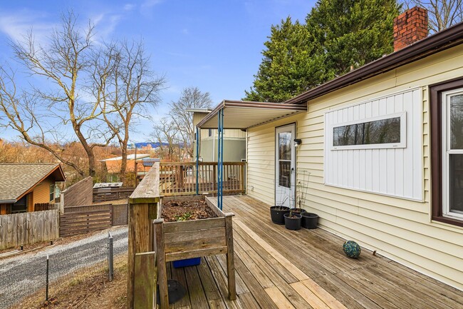 Building Photo - Cozy West Asheville 2-Bedroom Near Haywood...