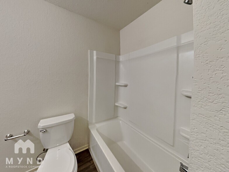 Building Photo - 9168 Pleasant Valley Dr