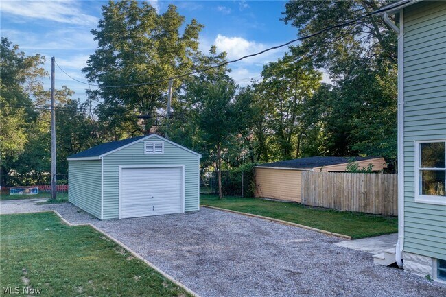 Building Photo - 6209 Pear Ave