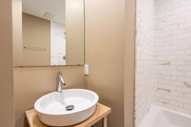 Building Photo - Beautiful 4 BR/3.5 BA Townhome in Cathedra...