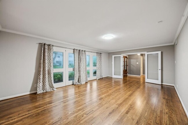 Building Photo - 5659 Chevy Chase Dr