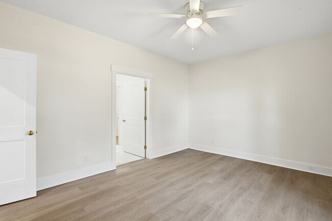 Building Photo - Spacious 3 Bedroom Home with Bonus Suite i...