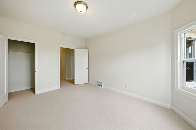 Building Photo - 1722 Quesada Ave