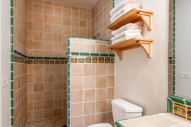 Building Photo - Mountain View Haven