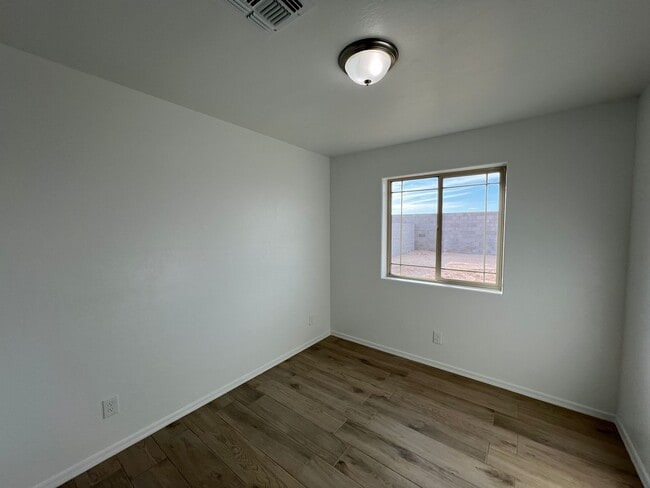 Building Photo - NEWER 3 BEDROOM HOME!