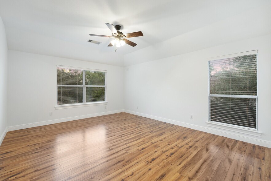 Building Photo - 402 Luna Vista Dr