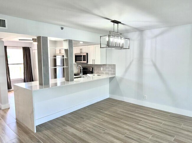 Building Photo - 14527 Bonaire Blvd