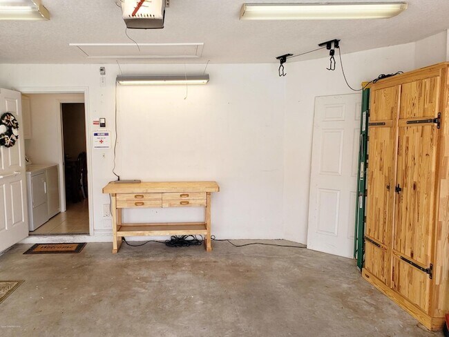 Building Photo - 250 St Lucie Ln