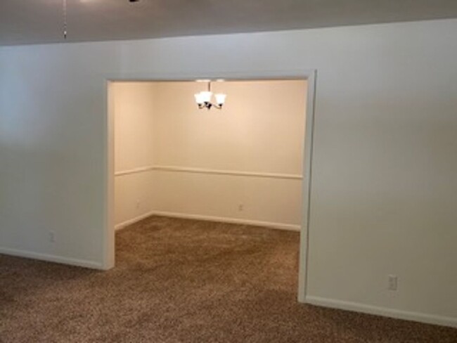 Building Photo - 3 Bed, 1 1/2 Bath, 1 Car Garage, Fenced Yard!
