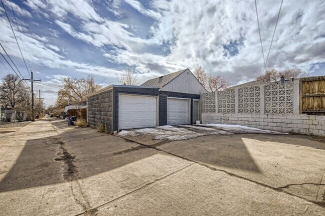 Building Photo - Updated 3BD/ 2BA home in Denver, CO! Available January 1st