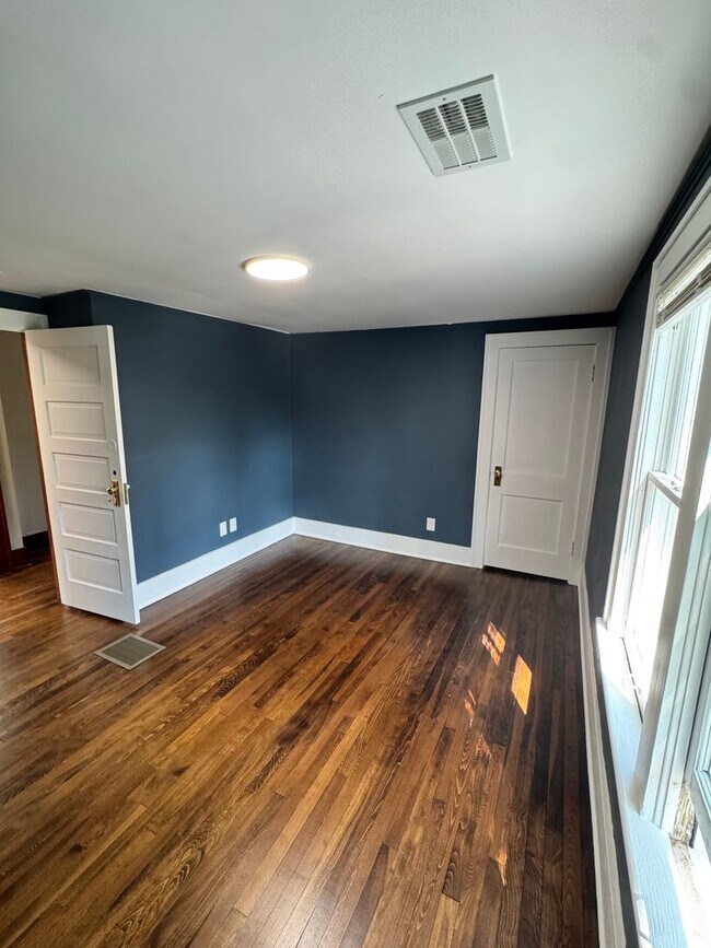 Building Photo - Spacious 4-Bedroom Home with 2 Kitchens | West Ann Arbor