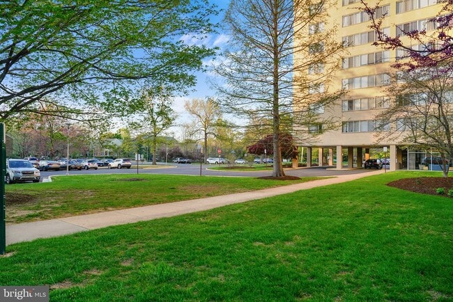 Building Photo - 6641 Wakefield Dr