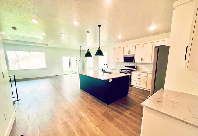 Building Photo - Stunning 5BD/3BA New Construction in Lehi | 3,287 SF | HOA Covers Yard | Aug 1