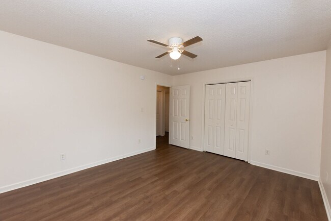 Building Photo - 241 Lakewood Dr