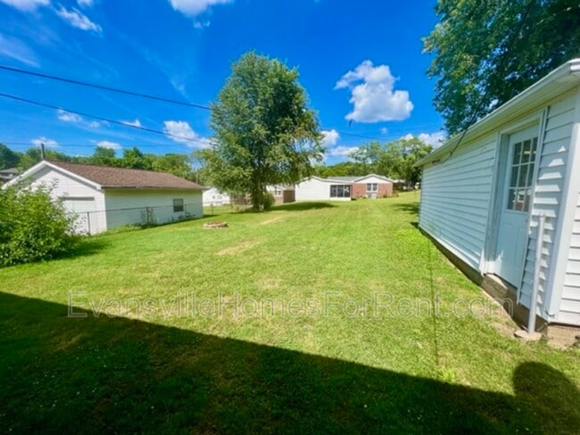 Building Photo - 915 N Helfrich Ave