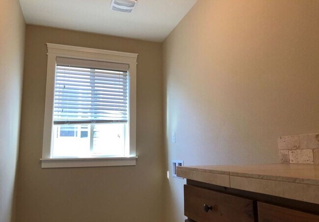Building Photo - 7429 NE 58th Way