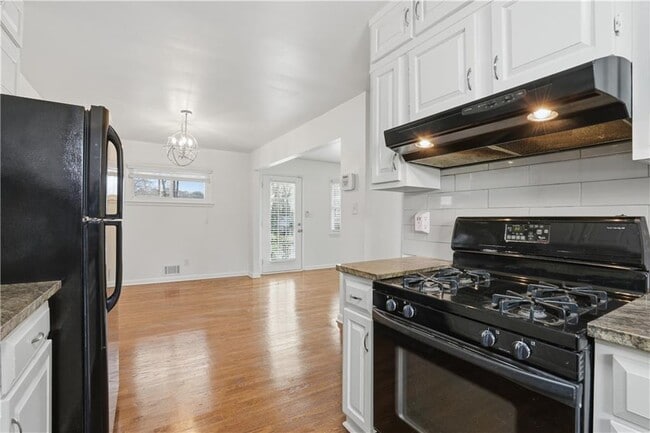 Building Photo - 2467 Elmwood Cir SE