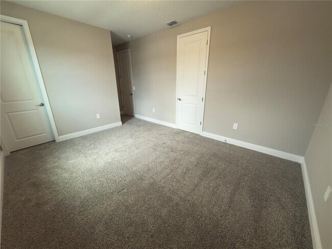 Building Photo - 2133 Divot Dr
