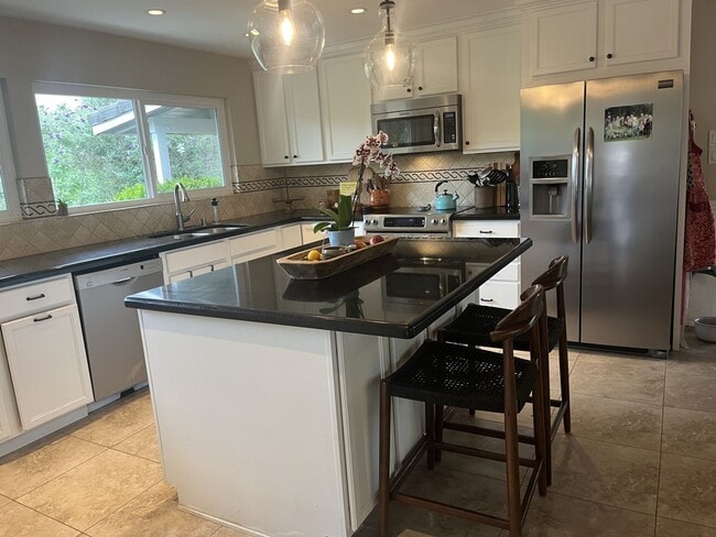 Building Photo - Beautiful 3-bedroom, 2.5-bath country-styl...