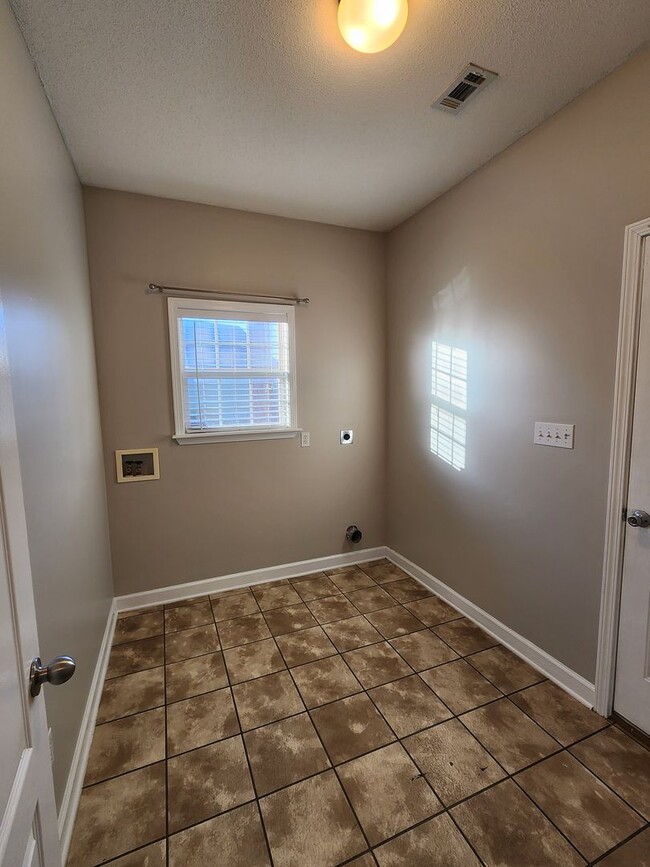 Building Photo - !!$500!! OFF FIRST MONTH!! Spacious 4BR Home with Fireplace, Screened Porch & Privacy-Fenced Yard