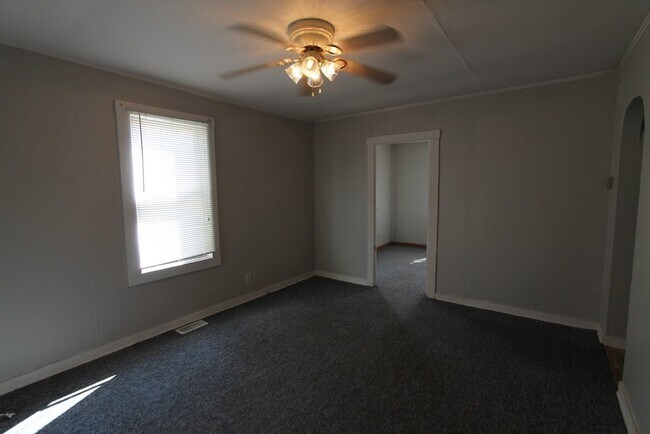 Building Photo - Massive Loft Area