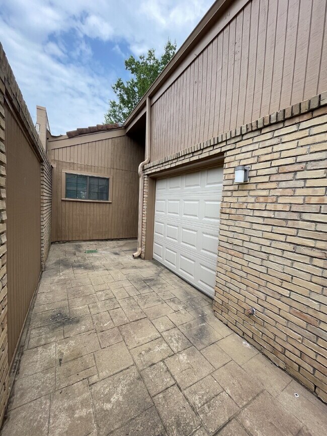 Building Photo - Live in the city of Panorama Village & enjoy all it has to offer: 27-hole golf course, 3 city par...