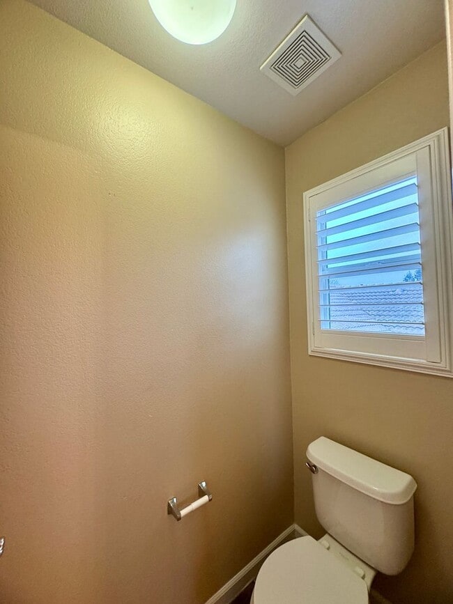 Building Photo - Spacious 3 Bedroom 3 Full Bathrooms Available Now!