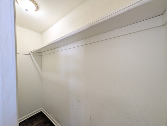 Building Photo - 1627 N Denver Ave