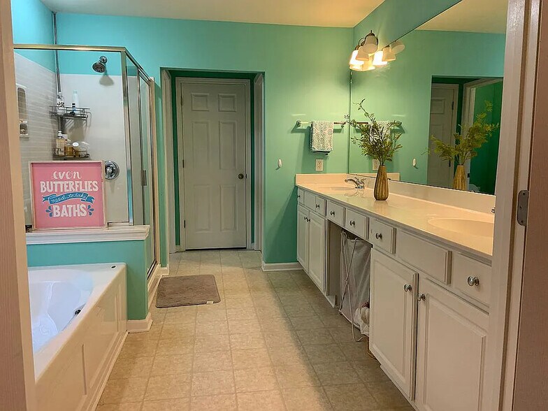 Building Photo - Room in House on Arbor Vista Dr