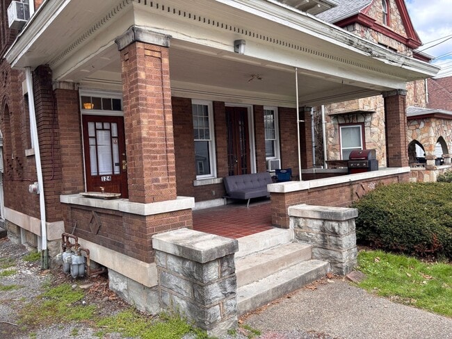 Building Photo - 3-4 Bedroom House located in South Park. Short Walking Distance to Downtown. Available 8/5/26