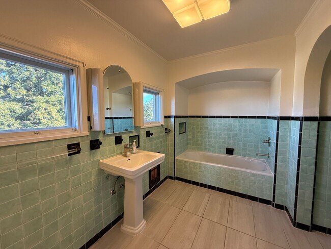 Building Photo - Luxury Upper Piedmont Estate