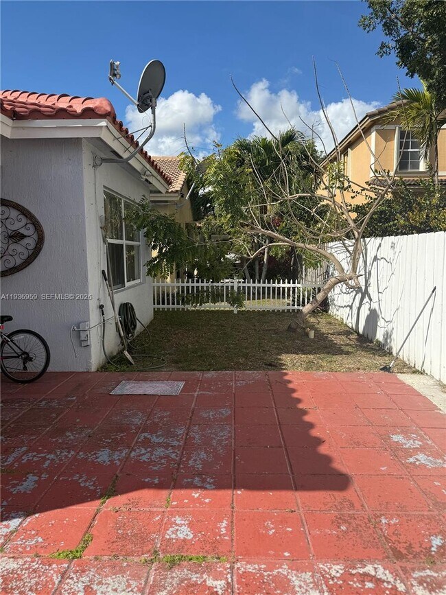 Building Photo - 3951 NE 13th Dr