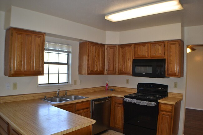 Building Photo - 1515 Bandera Dr