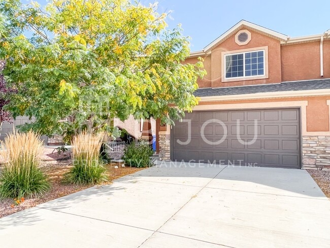 Building Photo - Large, Well-Maintained Duplex