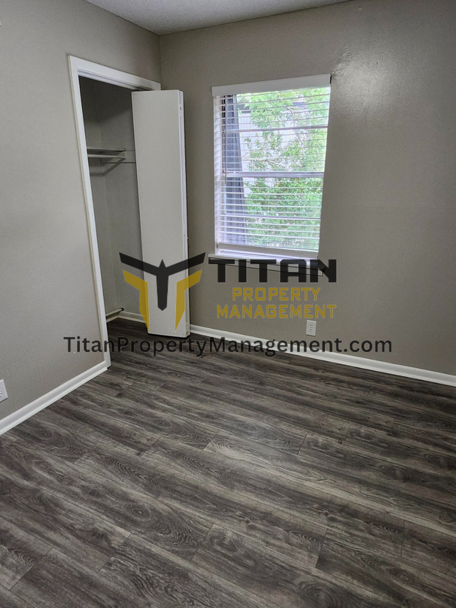 Building Photo - 2 bed/1 bath Townhouse