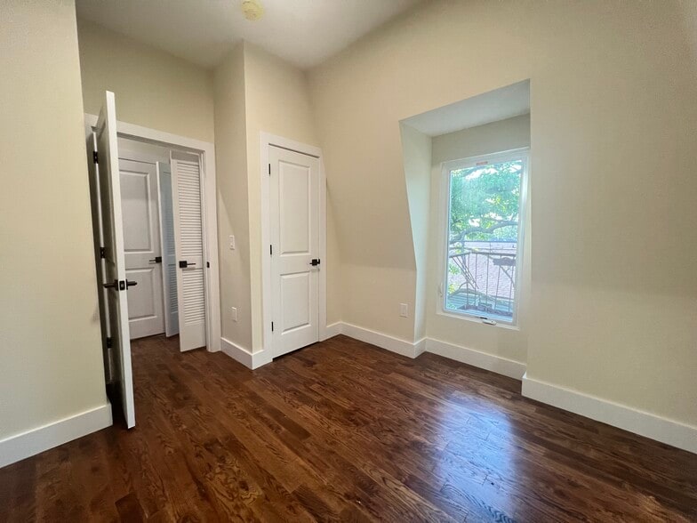 Unit 5 - 44 Van Nostrand Ave